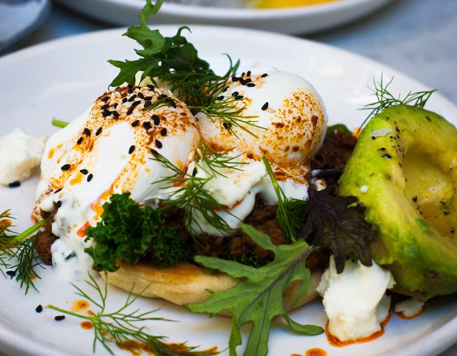 Gesundes Frühstück mit pochiertem Ei