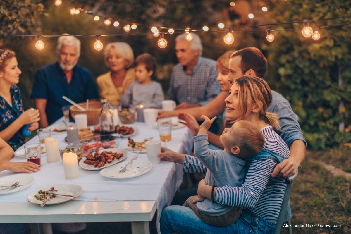 Mit der Familie zusammensitzen und essen.