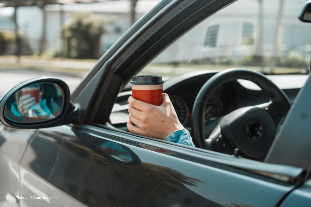 Im Auto Kaffee trinken