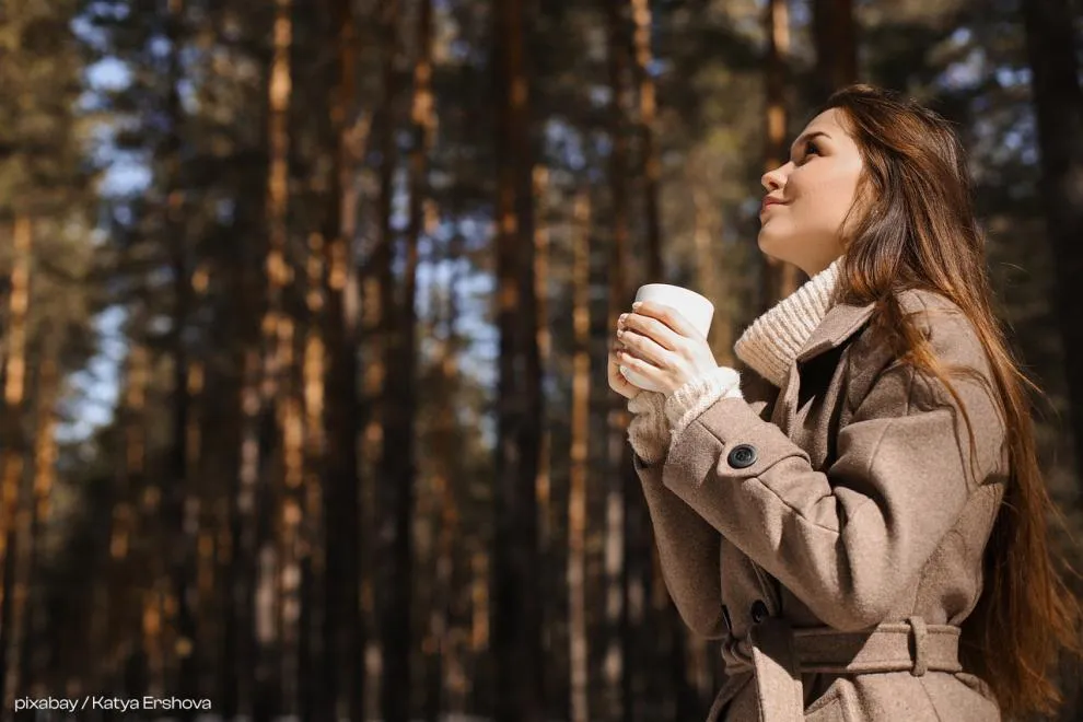 Frau mit Tasse am Kaffee trinken