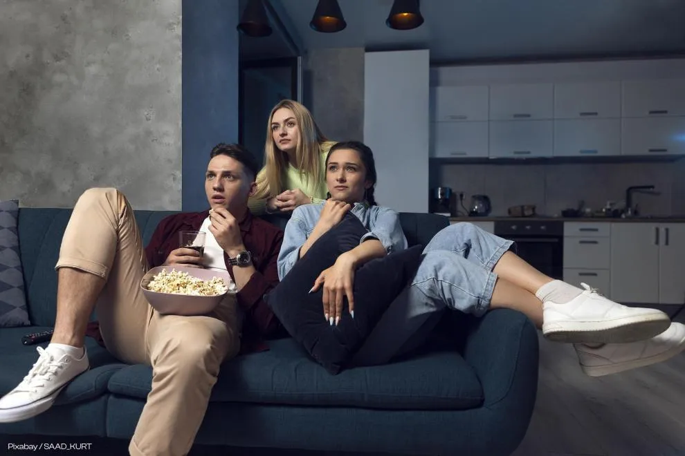 Jungend am Fernsehe schauen