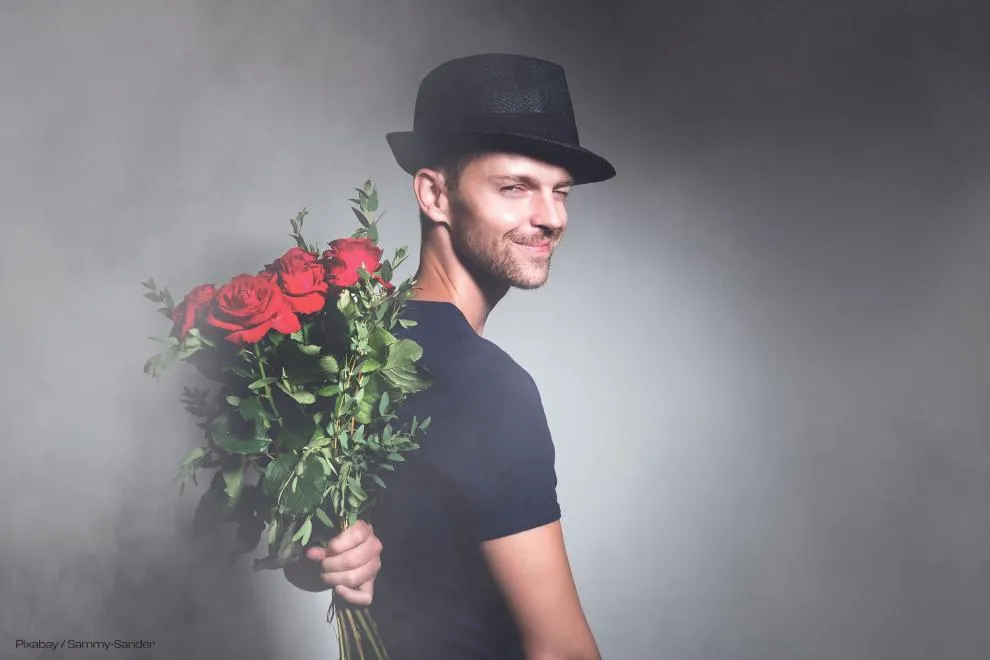Mann mit Rosenstrauss