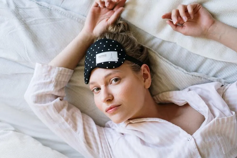 Femme avec masque de sommeil
