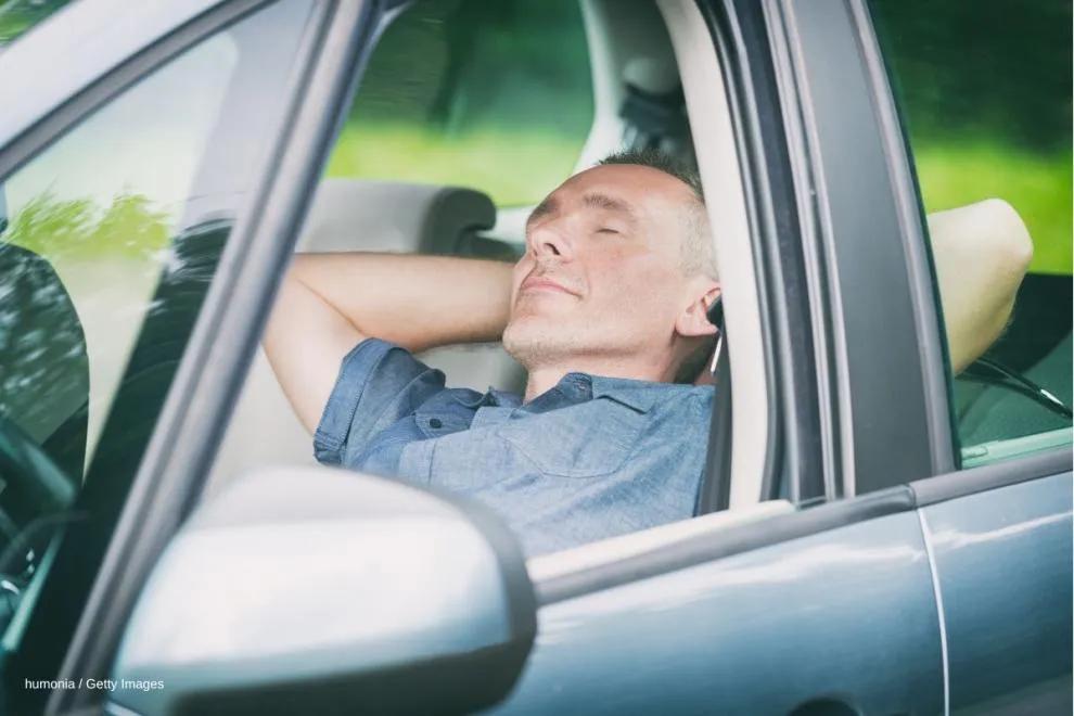 Auf dem Beifahrersitz schlafen: 7 Tipps für die perfekte Nacht im Auto